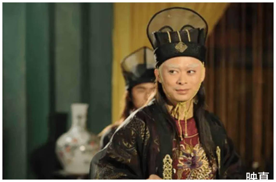 此人比和珅贪，贪污了人民币四千亿，最终被老大活剐3357刀
