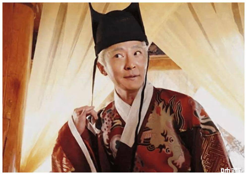 此人比和珅贪，贪污了人民币四千亿，最终被老大活剐3357刀
