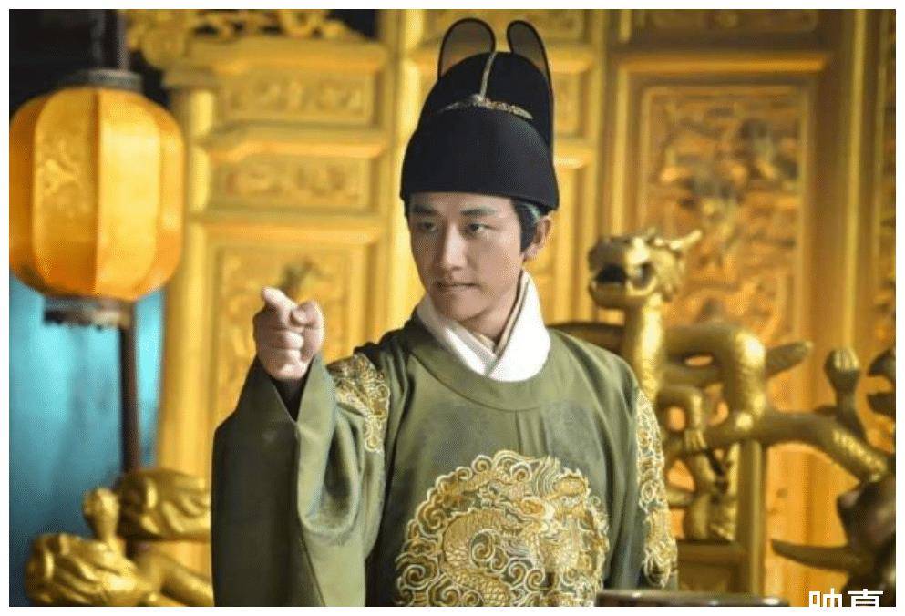 此人比和珅贪，贪污了人民币四千亿，最终被老大活剐3357刀