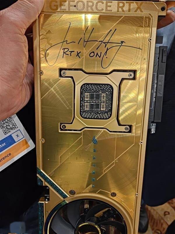 黄仁勋亲笔签名！华硕金色RTX 5090显卡亮相GTC，价值或超11万人民币